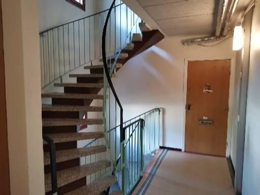 Kerrostalon rappukäytävän maalaus ja siivous