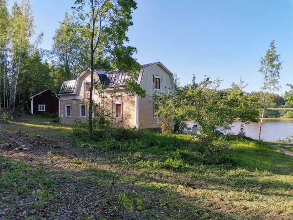 Omakotitalon remontti järvimaisemassa